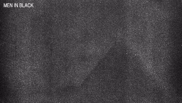 Bức ảnh gốc do tàu Apollo 17 chụp năm 1972 dường như cho thấy "kim tự tháp" trên Mặt Trăng. Tuy nhiên, nếu đúng như vậy thì câu hỏi lớn được đặt ra là: Ai là người xây dựng kim tự tháp này và nó có liên quan gì đến kim tự tháp trên Trái Đất hay không?