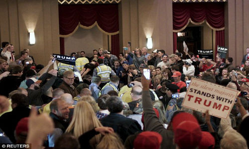 Vụ việc làm gián đoạn cuộc mít tinh của ông Trump trong 10 phút. “Một phần nguyên nhân (cuộc mít tinh bị trì hoãn lâu) là do không ai muốn làm tổn thương lẫn nhau nữa”, vị tỷ phú tức giận nói.