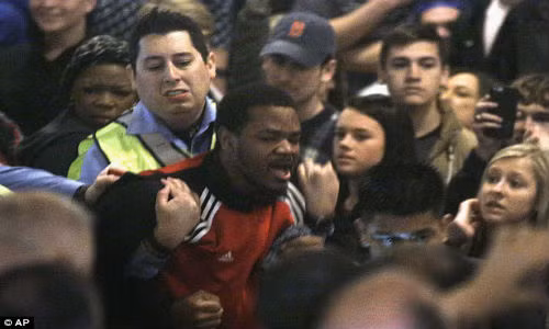 Hàng nghìn người ủng hộ ông Trump có mặt trong khán phòng trong khi nhiều người khác phải ở bên ngoài vì chỗ ngồi đã chật kín.