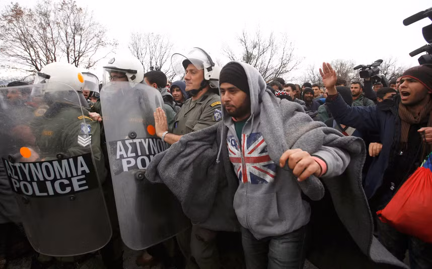 Các di dân rời khỏi khu trại đông đúc Idomeni ở biên giới Macedonia-Hy Lạp và đi bộ về hướng tây.