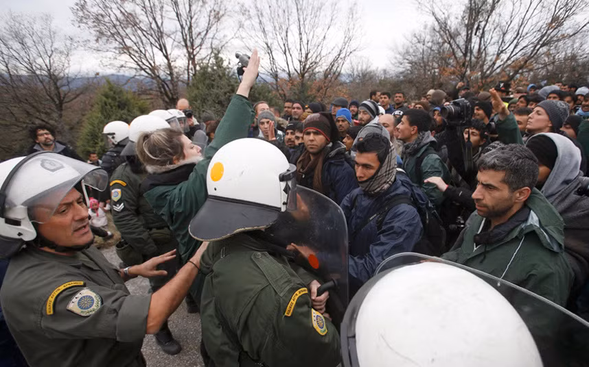 Cảnh sát chống bạo động Hy Lạp ngăn di dân rời khỏi trại tị nạn.