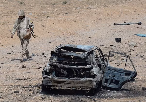 Chiếc ô tô đã bị phá hủy nằm giữa đường.