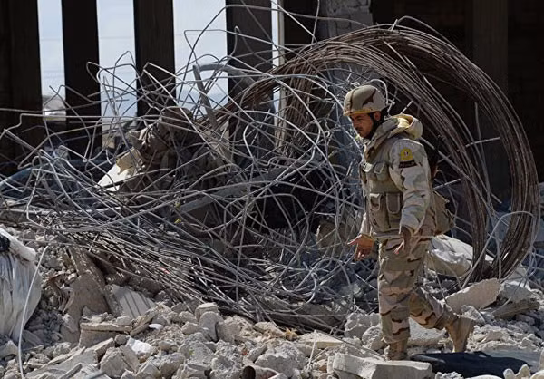 Quân chính phủ Damascus cũng đã đánh chiếm hai con đường chiến lược dẫn tới thành phố Palmyra là Damascus-Palmyra và Quaryatayn-Palmyra sau cuộc giao tranh ác liệt với các tay súng IS.