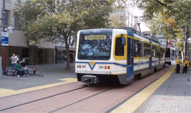 Sacramento (bang California) là một trong những thành phố Mỹ mà bạn sẽ chẳng phải lo lắng nếu không có ô tô cá nhân bởi vì hệ thống đường sắt và xe buýt ở đây rất phát triển.