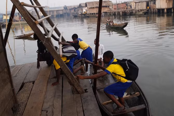 Thuyền là phương tiện di chuyển chính giúp các em đến trường.