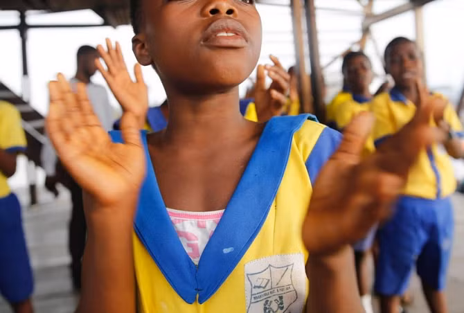 Các em học sinh hát vang trước khi giờ học bắt đầu.