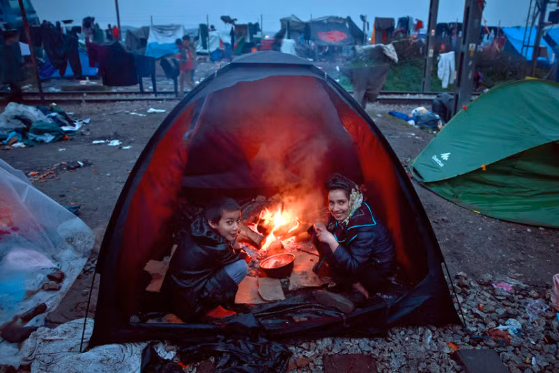 Ít nhất 12 nghìn người, trong đó có hàng nghìn trẻ nhỏ, đang mắc kẹt trong trại tị nạn Idomeni, nơi điều kiện sống ngày càng tồi tệ vì những cơn mưa kéo dài nhiều ngày.