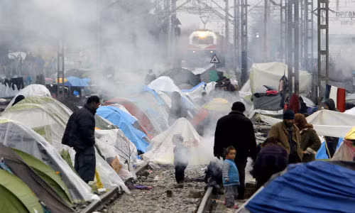 “Con đường từ khu trại tới núi khá dài, tôi phải mất 6 tiếng đi bộ. Ở tuổi như tôi, việc đi lại rất khó khăn. Tôi phải thường xuyên nghỉ giữa đường. Tôi hy vọng tới Macedonia và các giấy tờ của tôi được đóng dấu để có thể tiếp tục tới Serbia”, Mohammad Kattan, 60 tuổi, chia sẻ.