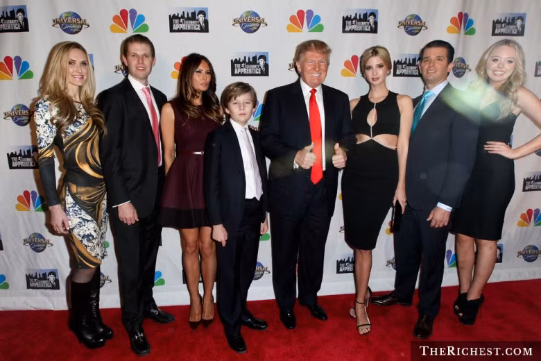 Bà Melania, 45 tuổi, và chỉ nhiều hơn con trai riêng lớn nhất của chồng 7 tuổi. Ngoài ra, tỷ phú Trump còn có ba người con riêng khác là Eric (34 tuổi), Ivanka (32 tuổi) và Tiffany (22 tuổi). Tỷ phú Trump và người vợ thứ ba có chung một người con là Barron, 10 tuổi.