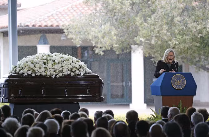 Nhà báo Diane Sawyer.