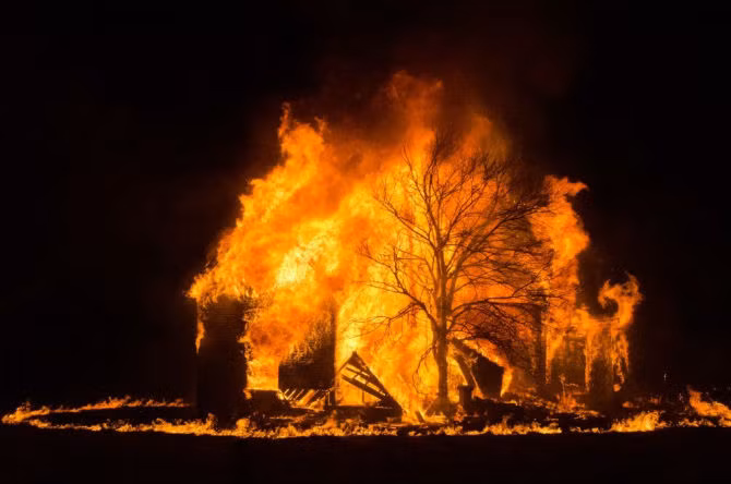 Hình ảnh gây sửng sốt về vụ cháy một ngôi nhà bỏ hoang.