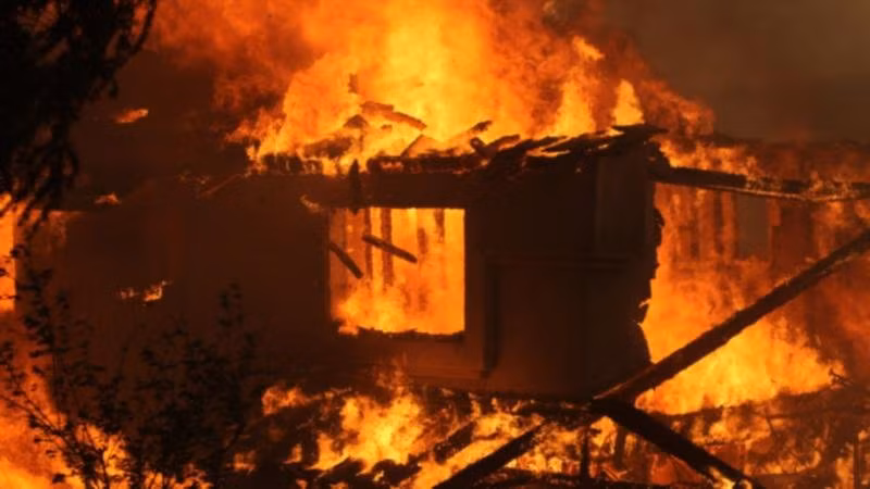 Hình ảnh ghi lại vụ cháy rừng thiêu rụi một ngôi nhà ở California, Mỹ.