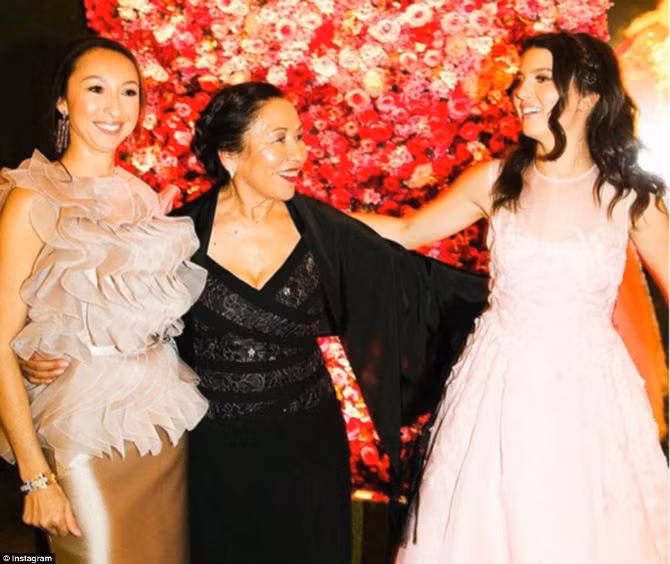 Maya trong bức ảnh chụp cùng mẹ (trái) và bà (giữa).