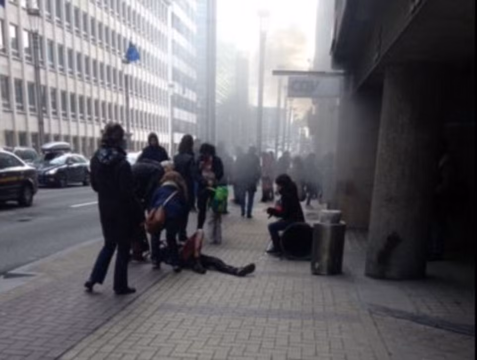 Chưa đầy một giờ sau vụ nổ kép tại sân bay Zaventem, thủ đô Brussels lại rung chuyển vì một vụ nổ bom tại ga tàu điện ngầm Maalbeek.