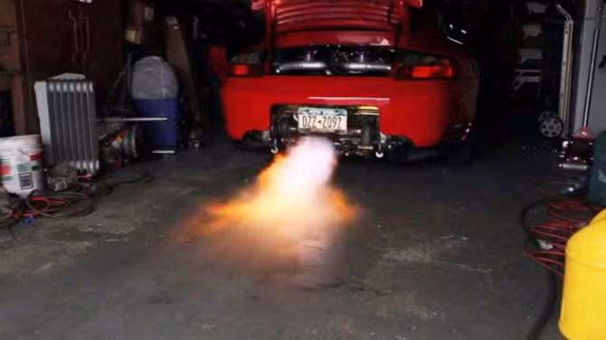 Luật pháp ở Nam Phi cho phép người dân gắn súng phun lửa vào ô tô.