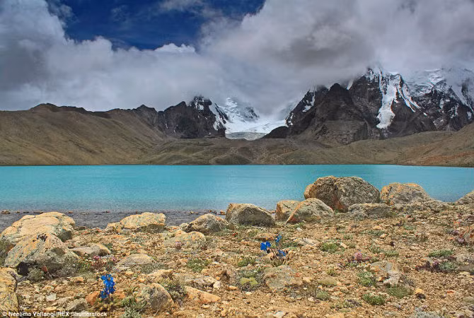 Hồ Gurudongmar (Sikkim) ở độ cao 5.425 mét so với mực nước biển. Đây là một trong những hồ nước cao nhất thế giới.