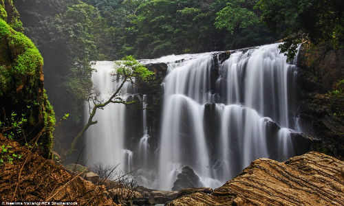 Thác nước Sathodi trong khu rừng rậm Western Ghats ở Karnataka.