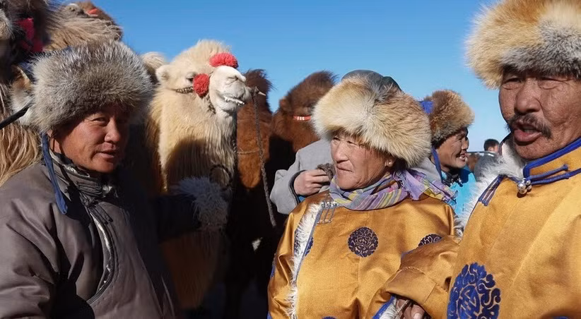 Người dân trong trang phục truyền thống trò chuyện tại lễ hội.