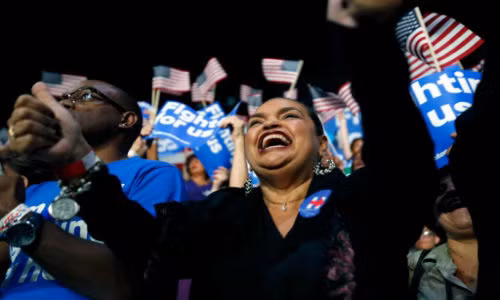 Đám đông người ủng hộ cựu Ngoại trưởng Mỹ Clinton vẫy cờ hò reo tại Miami trong ngày bầu cử Siêu thứ ba 1/3.