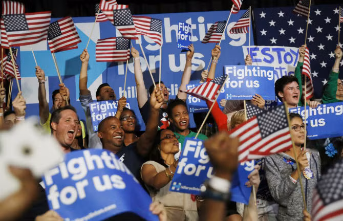 Niềm vui của những người ủng hộ cựu Ngoại trưởng Mỹ Hillary Clinton sau khi bà đại thắng trong cuộc bầu cử quan trọng.