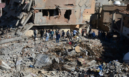 “Họ không phải là con người. Những gì xảy ra ở đây không khác gì một Kobane thứ hai ở một đất nước được cho là dân chủ”, cư dân Serif Ozem bức xúc. Được biết, Kobane là thị trấn ở phía bắc Syria, nơi có đa số người Kurd sinh sống. Tuy nhiên, thị trấn này đã bị tàn phá trong tay của phiến quân IS.