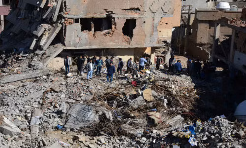 “Họ không phải là con người. Những gì xảy ra ở đây không khác gì một Kobane thứ hai ở một đất nước được cho là dân chủ”, cư dân Serif Ozem bức xúc. Được biết, Kobane là thị trấn ở phía bắc Syria, nơi có đa số người Kurd sinh sống. Tuy nhiên, thị trấn này đã bị tàn phá trong tay của phiến quân IS.