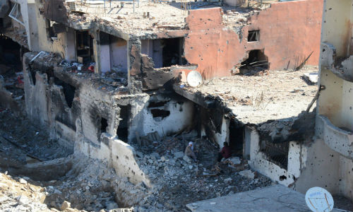 Người dân ngồi giữa đống đổ nát ở thị trấn Cizre.