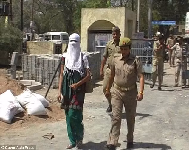 Chính vì vậy, Sarita buộc phải quay lại cảnh cô bị bố cưỡng hiếp để làm bằng chứng cho mẹ xem. “Ông ấy đã lạm dụng tình dục tôi trong suốt 4 năm mỗi khi tôi ở nhà một mình. Nhiều lần tôi nói với gia đình về sự việc kinh khủng đó nhưng không ai tin lời tôi cả”, Sarita chia sẻ. Ảnh: Sarita rời khỏi đồn cảnh sát sau khi khai báo sự việc.