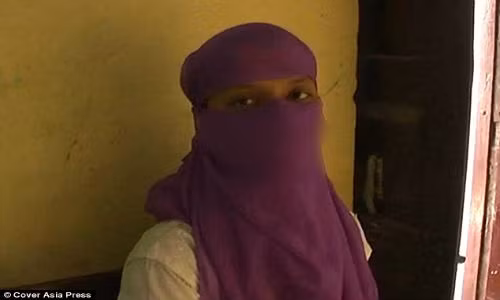 Daily Mail đưa tin, Sarita Devi (tên nạn nhân đã được thay đổi), đến từ bang Uttar Pradesh, miền bắc Ấn Độ, từng kể với mẹ và chị gái việc cô bị bố ruột cưỡng hiếp. Tuy nhiên, mọi người đều không tin lời cô nói.