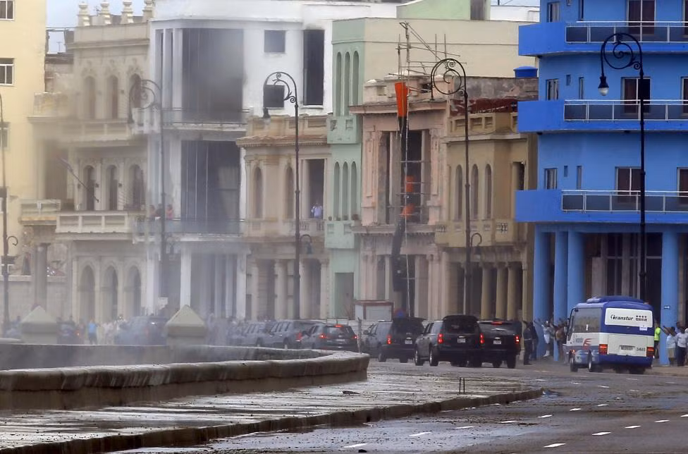 Ngày 20/3, Tổng thống Mỹ Barack Obama bắt đầu chuyến công du lịch sử tới Cuba. Ảnh: Đoàn xe chở Tổng thống Obama trên đường phố ở khu Malecon, thủ đô La Habana.