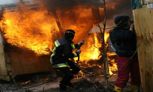 Đám cháy dữ dội tại khu trại tạm bợ dành cho di dân ở Pháp.