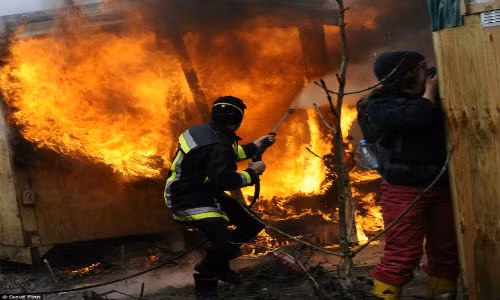 Đám cháy dữ dội tại khu trại tạm bợ dành cho di dân ở Pháp.