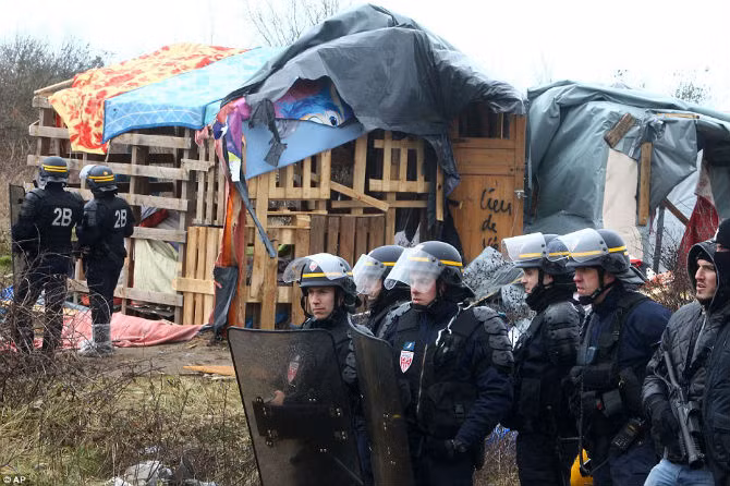 Cảnh sát chống bạo động được triển khai đến khu trại tị nạn.