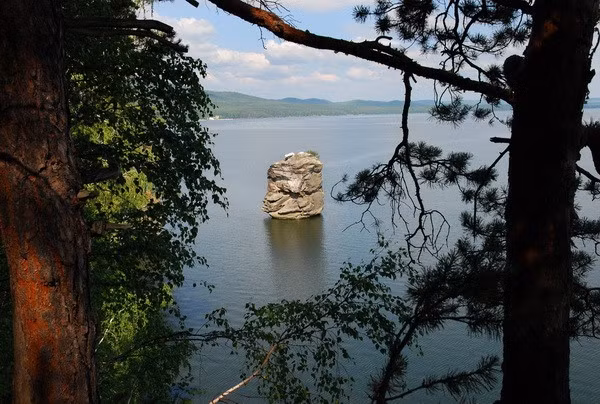 Khung cảnh ở hồ nước rất đẹp. Người dân địa phương đã dựng một hòn đá giữa hồ này cách đây 7.000 năm.