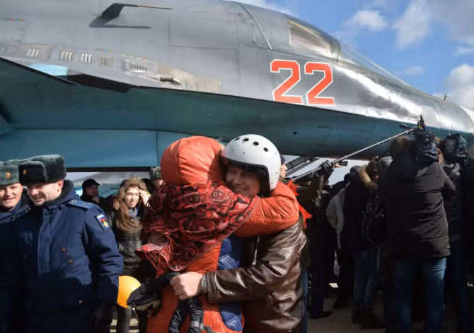 Nhóm máy bay ném bom Su-34 đầu tiên từ Syria hạ cánh xuống gần Voronezh trong niềm xúc động của những người dân Nga.