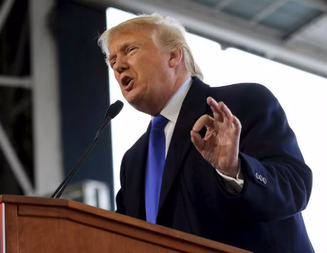 Tỷ phú Donald Trump, ứng viên Tổng thống Mỹ của Đảng Cộng hoà, phát biểu trên khán đài ở Columbus, Ohio.