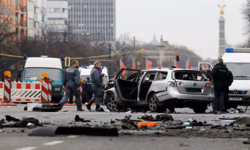 Những mảnh vỡ rải rác ở lòng đường.