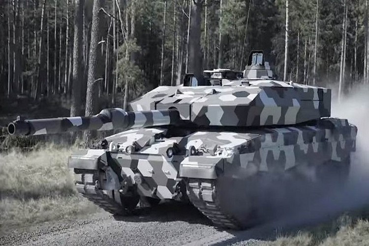 Pháo tăng NG 130 có chiều dài 6,63m, riêng nòng pháo nặng 1.400 kg, tổng trọng lượng của pháo là 3,5 tấn, bao gồm cả cơ cấu giảm giật.