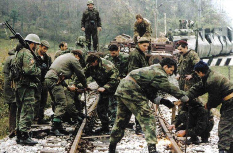 Đôi khi đường sắt bị đối phương phá hủy, ngay lập tức các binh sĩ được huy động sửa chữa đường ray, đảm bảo cho con tàu có thể vận hành trong chiến đấu. Kíp điều khiển con tàu bao gồm 20 binh sĩ. Nguồn ảnh: QQ