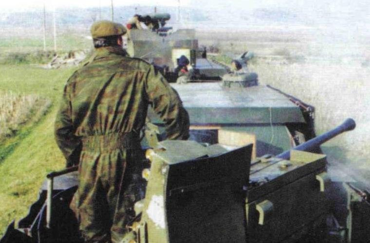 Một góc chụp khác cho thấy người lính đang đứng trước khẩu pháo cỡ nòng 37mm. Nguồn ảnh: QQ