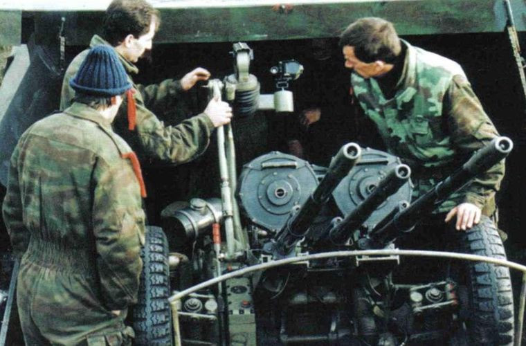 Ngoài ra, tàu hỏa bọc thép này còn có nhiều hệ thống súng máy, pháo phòng không hạng nặng. Nguồn ảnh: QQ