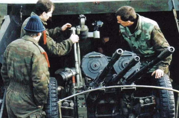 Ngoài ra, tàu hỏa bọc thép này còn có nhiều hệ thống súng máy, pháo phòng không hạng nặng. Nguồn ảnh: QQ