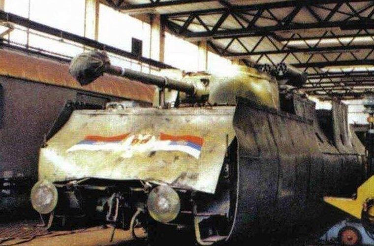 Đầu tàu được trang bị khẩu pháo hạng nặng chống tăng và phá công sự cỡ nòng 76mm. Đây chính là tháp pháo của của loại pháo M1A2 76mm của loại tăng M4 của Mỹ. Tháp pháo này đã được gắn hẳn lên toa đầu của đoàn tàu. Nguồn ảnh: QQ