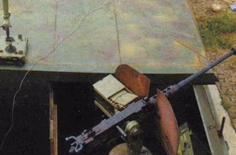 Trên tàu còn bố trí rất nhiều loại súng máy hạng nặng. Chúng sẽ được dùng để càn quét bộ binh đối phương khi đoàn tàu đi qua. Trong hình là khẩu M2HB cỡ nòng 12,7mm của Mỹ. Nguồn ảnh: QQ