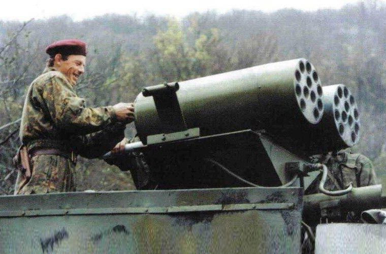 Trong cuộc nội chiến khủng khiếp dẫn tới sự tan rã hoàn toàn của Liên bang Nam Tư, nhiều liệu vũ khí nguy hiểm đã được sử dụng, mà điển hình chính là đoàn tàu bọc thép Krajina Express. Hình ảnh binh sĩ đang điều khiển hai bệ phóng rocket loại 57mm trên đoàn tàu hỏa vũ trang. Nguồn ảnh: QQ