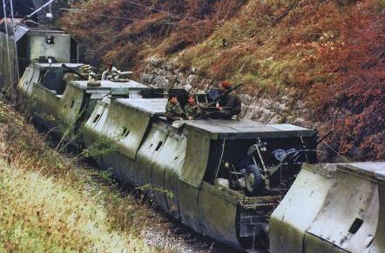 Các toa tàu được bọc giáp chắn chắc có thể chống lại được vũ khí cá nhân bắn thẳng, thậm chí là cả loại đạn cỡ 14,5mm. Nguồn ảnh: QQ