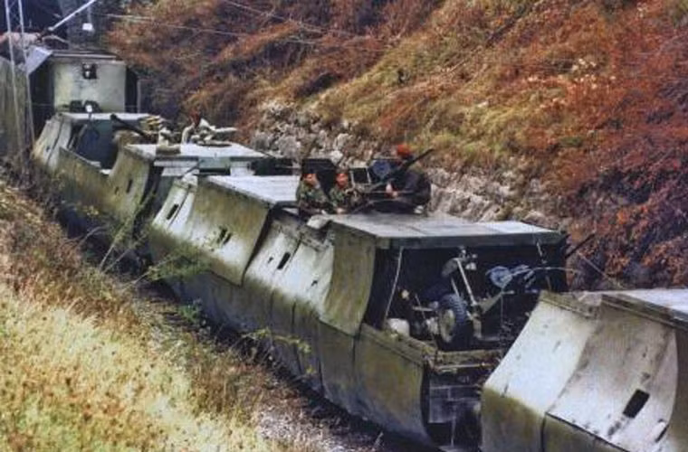 Các toa tàu được bọc giáp chắn chắc có thể chống lại được vũ khí cá nhân bắn thẳng, thậm chí là cả loại đạn cỡ 14,5mm. Nguồn ảnh: QQ