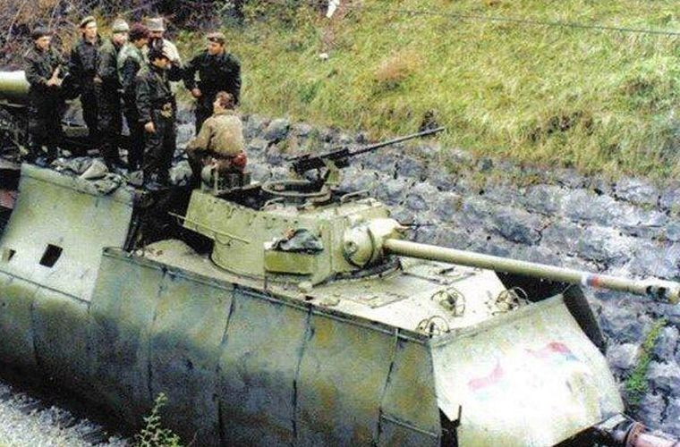 Một góc chụp khác cho thấy trên tháp pháo còn bố trí thêm một khẩu súng máy hạng nặng M2HB làm nhiệm vụ phòng không. Ảnh: Các binh sĩ điều khiển tàu đang hội ý trong phút nghỉ ngơi trên tàu hỏa bọc thép Krajina Express. Nguồn ảnh: QQ