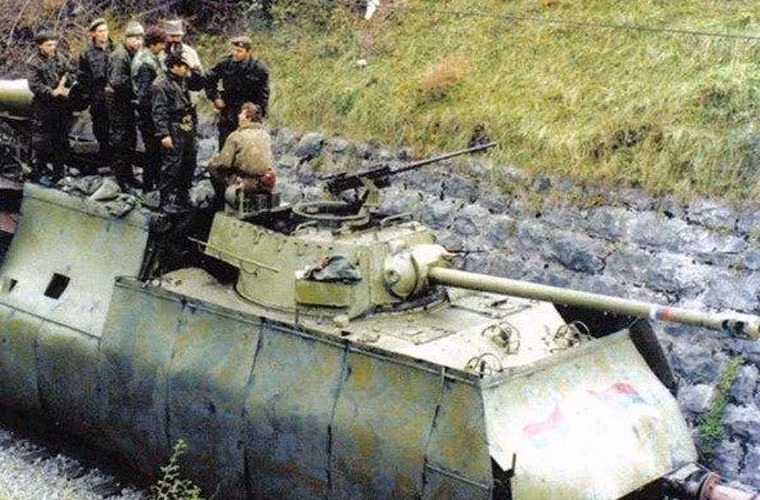 Một góc chụp khác cho thấy trên tháp pháo còn bố trí thêm một khẩu súng máy hạng nặng M2HB làm nhiệm vụ phòng không. Ảnh: Các binh sĩ điều khiển tàu đang hội ý trong phút nghỉ ngơi trên tàu hỏa bọc thép Krajina Express. Nguồn ảnh: QQ