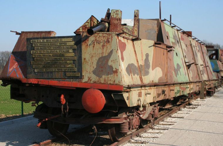 Được sử dụng bởi quân đội Serbia, đoàn tàu vũ trang Krajina Express đã hoạt động trong suốt kỳ nội chiến từ năm 1991-1995. Sau đó chúng bị loại biên, ngày nay hình ảnh về một đoàn tàu hỏa bọc thép vũ trang chỉ còn lại là một đống sắt vụn hoen rỉ. Nguồn ảnh: QQ